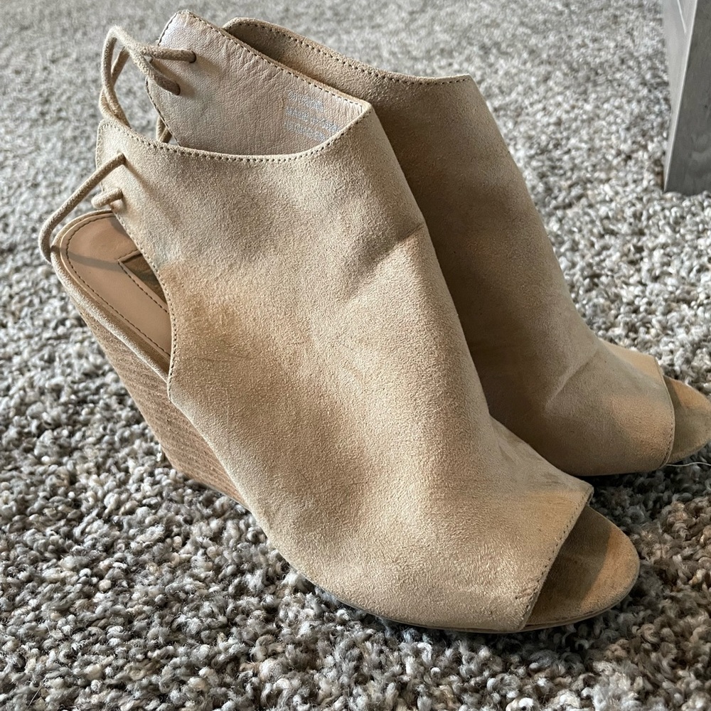 Nude wedges